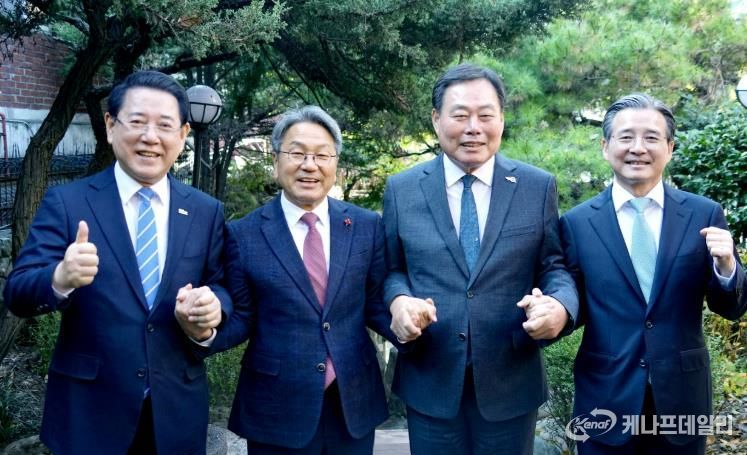 김영록 전라남도지사(왼쪽)가 19일 서울에서 광주 민간·군공항 통합이전 현안 논의와 관련, 김용범 대통령실 정책실잘(오른쪽), 강기정 광주광역시장(왼쪽 두 번째), 김산 무안군수와 간담회를 한 후 기념촬영을 하고 있다.