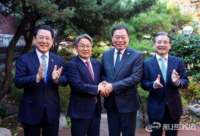 강기정 광주광역시장이 19일 서울 용산의 한 음식점에서 대통령실 주관 ‘대통령실-지자체 4자 사전협의’에 참석, 광주 민간·군공항 통합이전 추진에 대한 공감대를 이루며 기념촬영을 하고 있다. 사진 왼쪽부터 김영록 전남지사, 강기정 광주시장, 김산 무안군수, 김용범 대통령실 정책실장. /광주광역시 제공