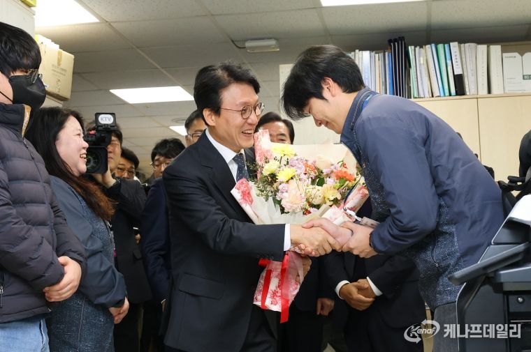 김민석 국무총리가 20일 경주시청 APEC 현업 부서를 방문해 직원에게 꽃다발을 받고 격려 인사를 건네고 있다.