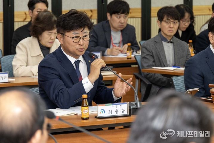 최충규 대덕구청장이 21일 구청 대회의실에서 열린 ‘공약사업주민평가단 회의’에 참석해 인사말을 전하고 있다.