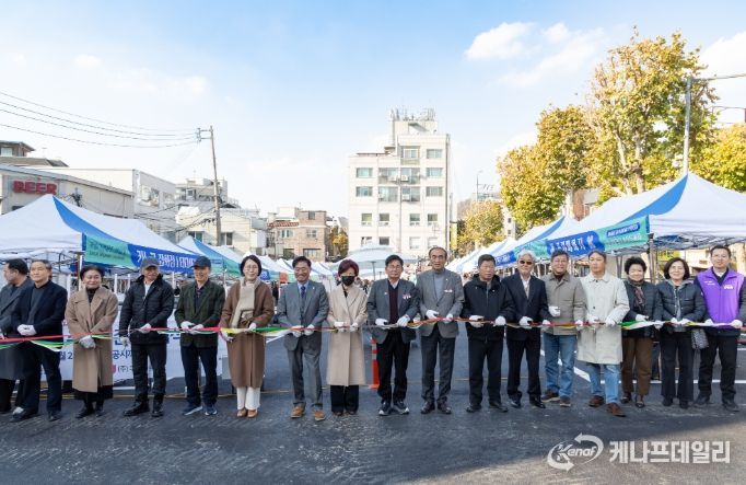 (오른쪽) 동진주차장 테이프커팅을 하고 있는 박강수 마포구청장