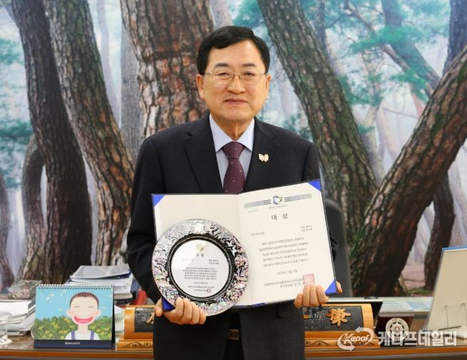 주낙영 경주시장이 제2회 대한민국지자체홍보대상 역사문화부문 대상 상패와 인증서를 들고 기념촬영을 하고 있다