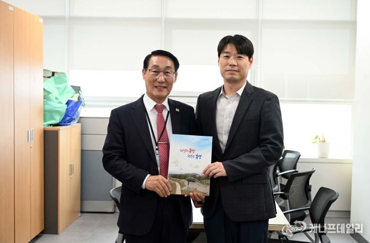 26일 (이용록 홍성군수, 교부세 확보위해 중앙부처 방문)_이용록 홍성군수, 지용구 행정안전부 교부세과장)