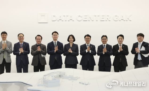 김민석 국무총리가 27일 세종 행복대로 네이버데이터센터 각 세종에서 열린 현장 간담회를 주재하고 있다.