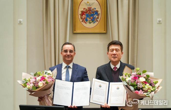 포항시는 지난 28일(현지시간) 헝가리 제2의 도시 데브레첸시와 배터리 산업을 중심으로 한 미래 신산업 협력 및 인재·문화 교류 확대를 위한 우호교류 협약(MOU)을 체결했다.