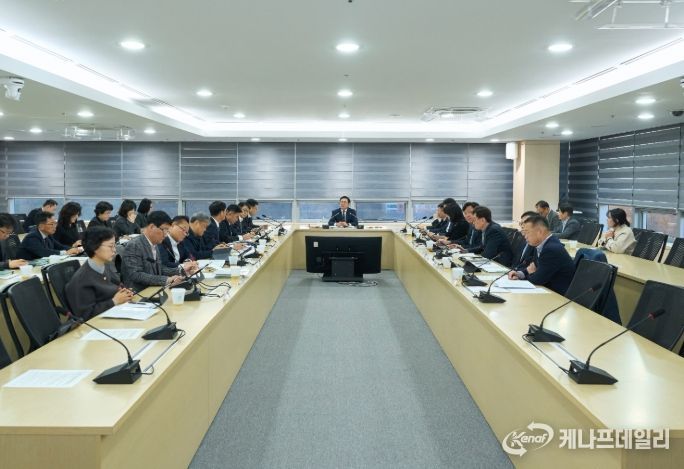 김석필 천안시장 권한대행 부시장이 1일 시청 중회의실에서 열린 확대간부회의를 주재하고 있다.