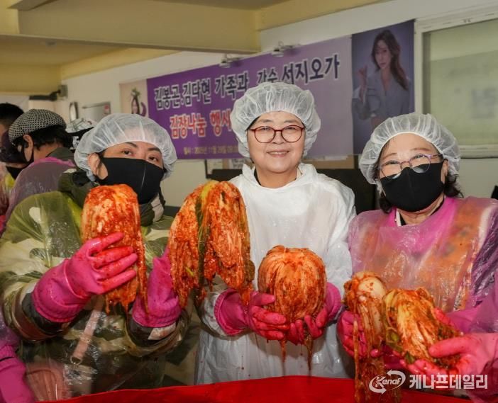 이순희 강북구청장이(왼쪽 두 번째) 봉사자들과 김장나눔 행사 기념촬영을 하고 있다