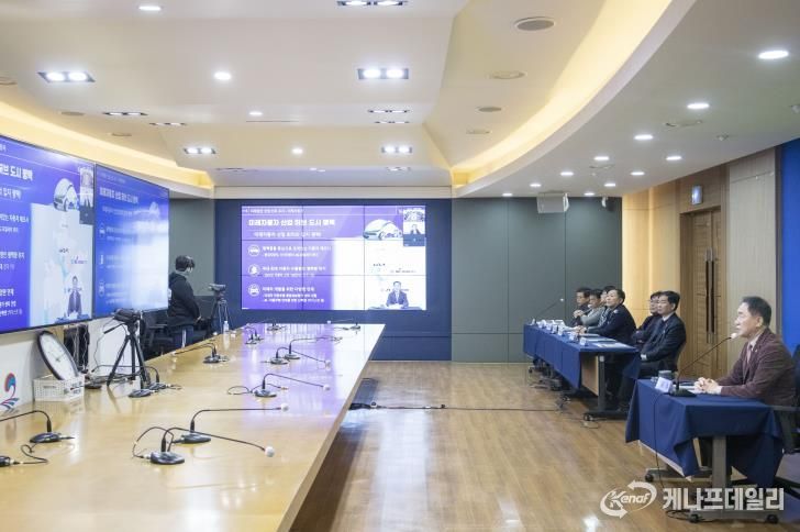 KAIST 전체 학과장 회의에 원격으로 참석한 정장선 시장이 평택시 주요 현안을 설명하고 있다.