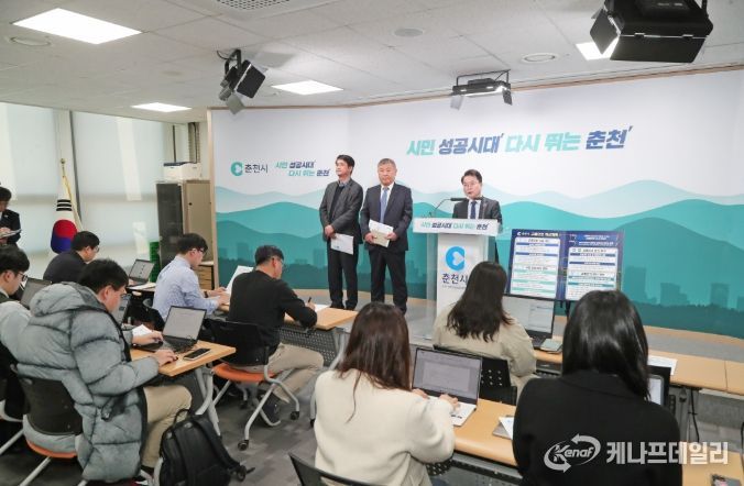 육동한 춘천시장은 9일 시청 브리핑룸에서 2026~2027 교통안전 개선계획을 발표했다.