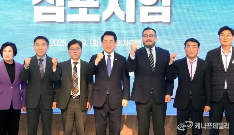 김영록 전라남도지사가 9일 목포 신안비치호텔에서 열린 ‘해상풍력사업 국민 100조 펀드 도약 심포지엄’에 참석해 주요내빈과 기념촬영을 하고 있다.