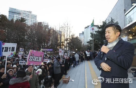 전성수 서초구청장(오른쪽)이 1월1일 서초구청 광장에서 열린 새해맞이 행사에서 주민들에게 새해 인사말씀을 하고 있다.