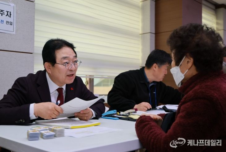 황규철 옥천군수, 옥천읍 행정복지센터 방문해 접수 상황 점검