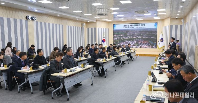 7일 오전 경주시청 대회의실에서 열린 올해 첫 읍면동장 회의에서 최혁준 부시장이 읍면동장들을 상대로 인사말을 하고 있다.