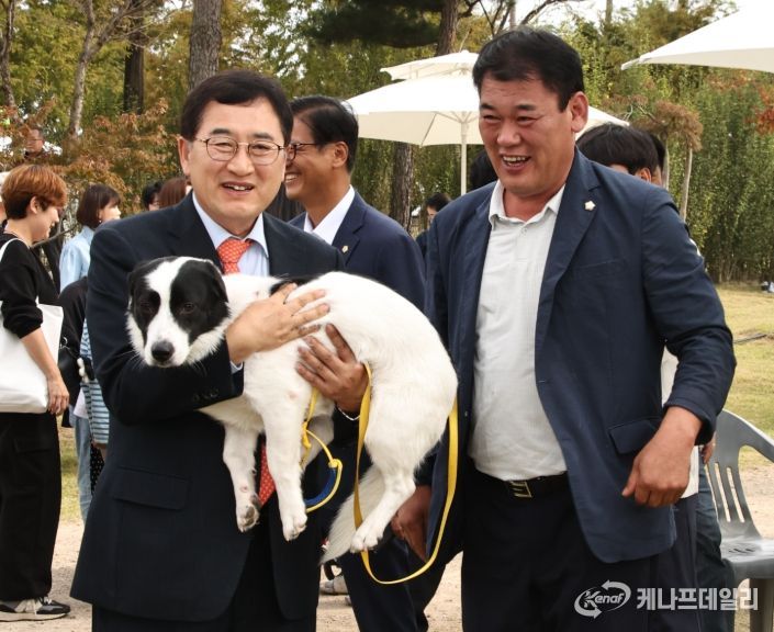 주낙영 경주시장이 반려동물 행사 현장에서 반려견을 안고 시민들과 소통하고 있다. 오른쪽은 박광호 경주시의회 문화도시위원장.