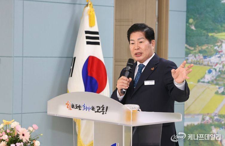 고흥군, 민선 8기 3년 6개월의 여정, 군민과의 약속 이렇게 지켰다 (1) - 공영민 군수가 2026 군민과의 지역발전 토론회를 주재하고 있다.